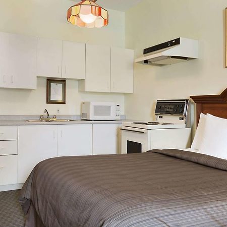 Days Inn By Wyndham Toronto East Beaches Экстерьер фото