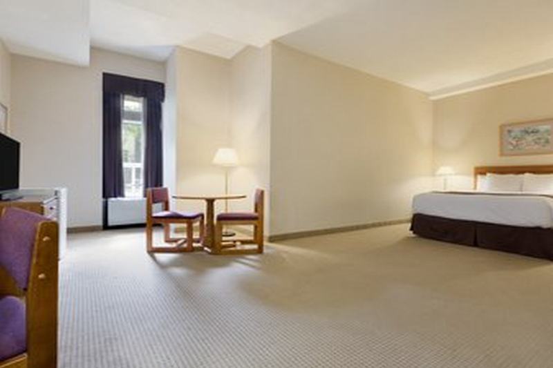 Days Inn By Wyndham Toronto East Beaches Экстерьер фото