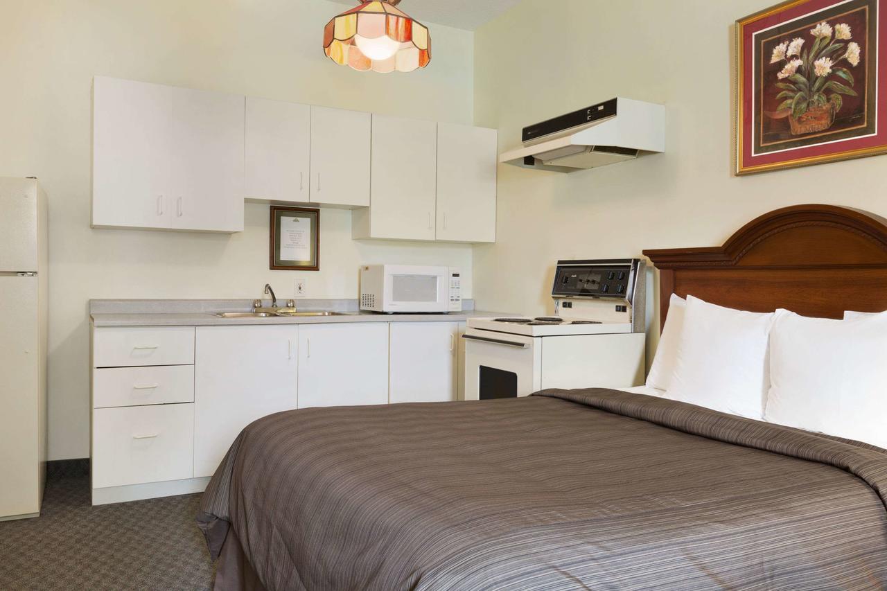 Days Inn By Wyndham Toronto East Beaches Экстерьер фото