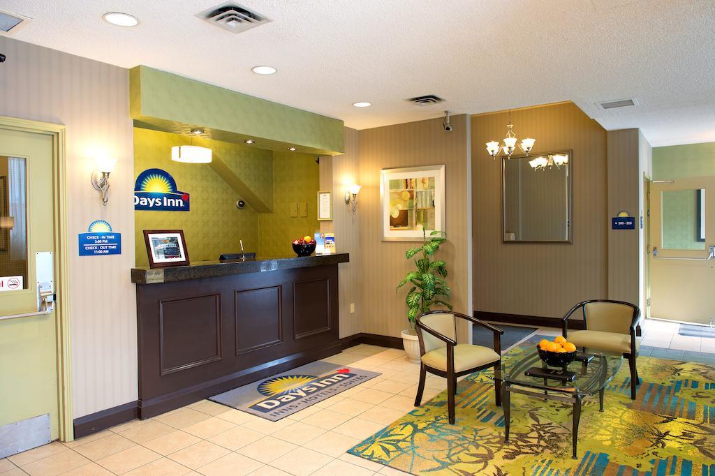 Days Inn By Wyndham Toronto East Beaches Экстерьер фото