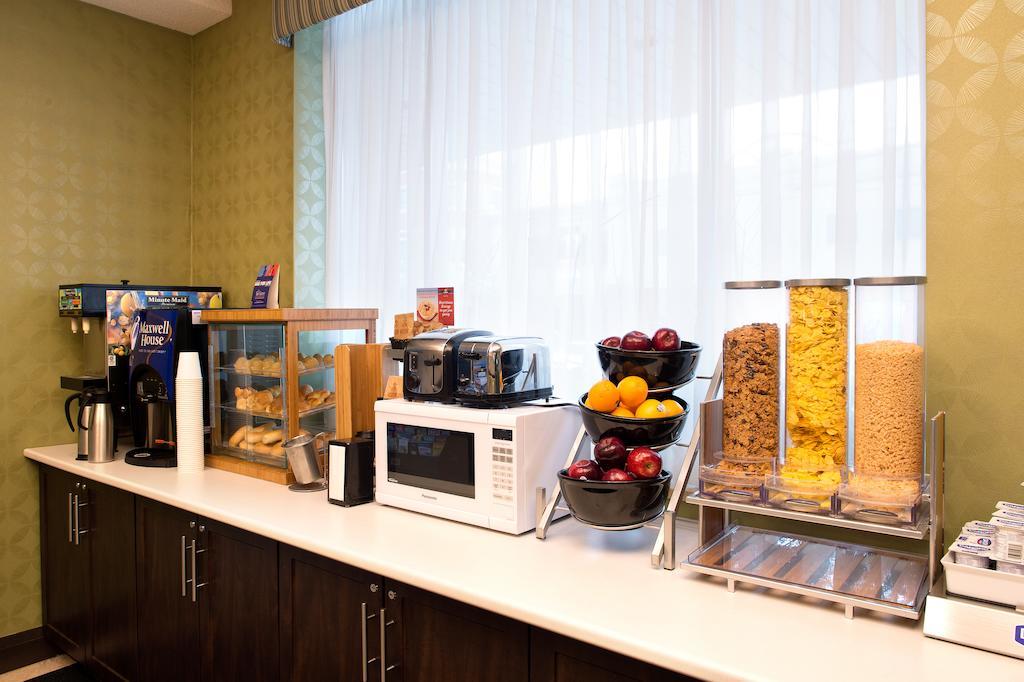 Days Inn By Wyndham Toronto East Beaches Экстерьер фото