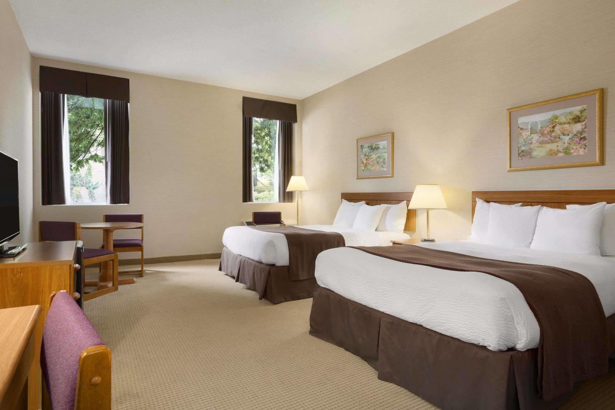 Days Inn By Wyndham Toronto East Beaches Экстерьер фото