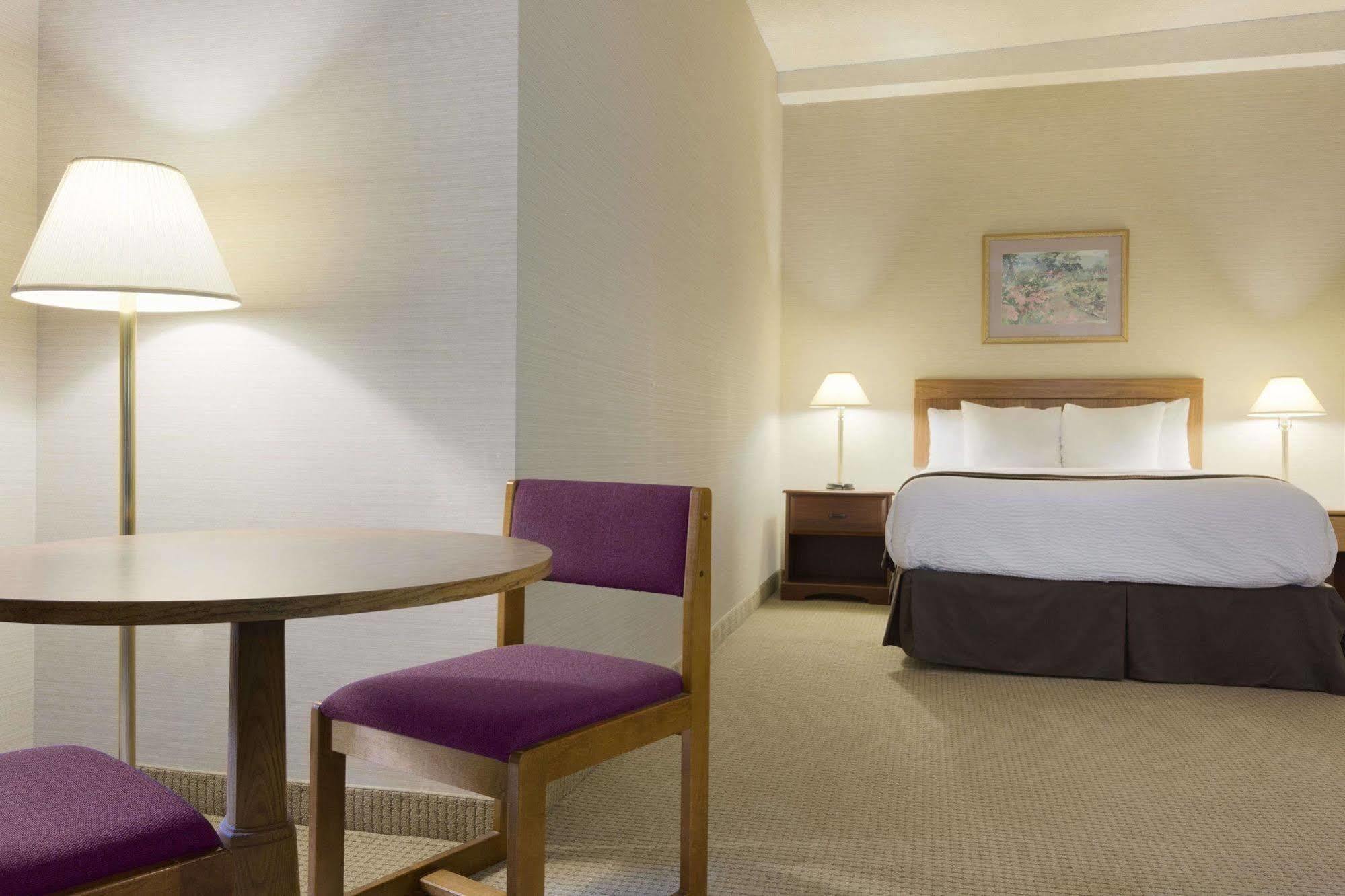 Days Inn By Wyndham Toronto East Beaches Экстерьер фото