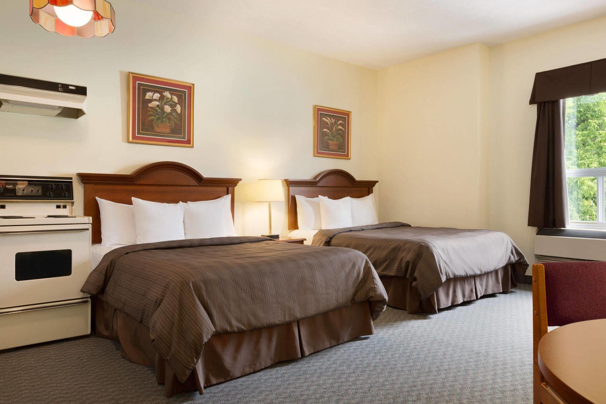 Days Inn By Wyndham Toronto East Beaches Экстерьер фото