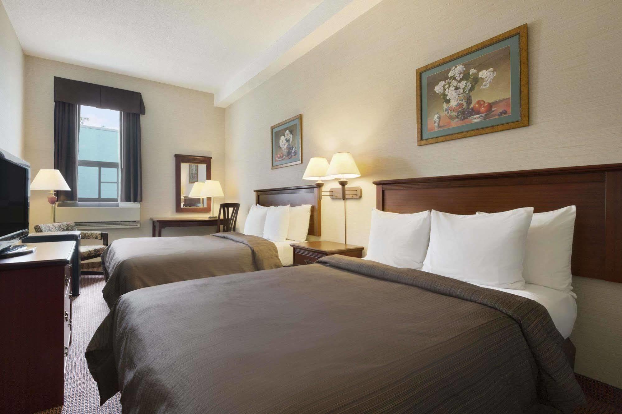 Days Inn By Wyndham Toronto East Beaches Экстерьер фото