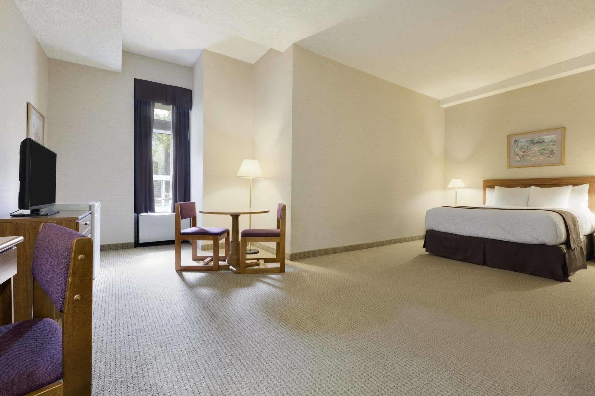 Days Inn By Wyndham Toronto East Beaches Экстерьер фото