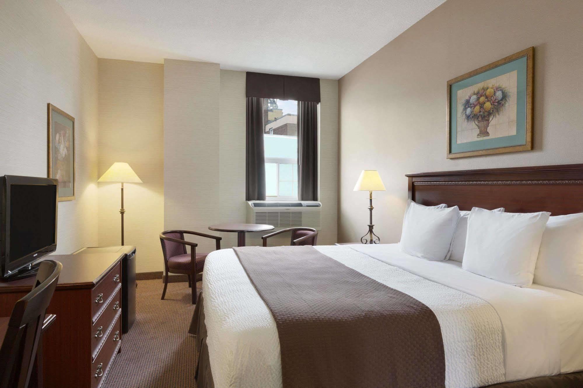 Days Inn By Wyndham Toronto East Beaches Экстерьер фото