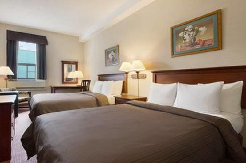 Days Inn By Wyndham Toronto East Beaches Экстерьер фото